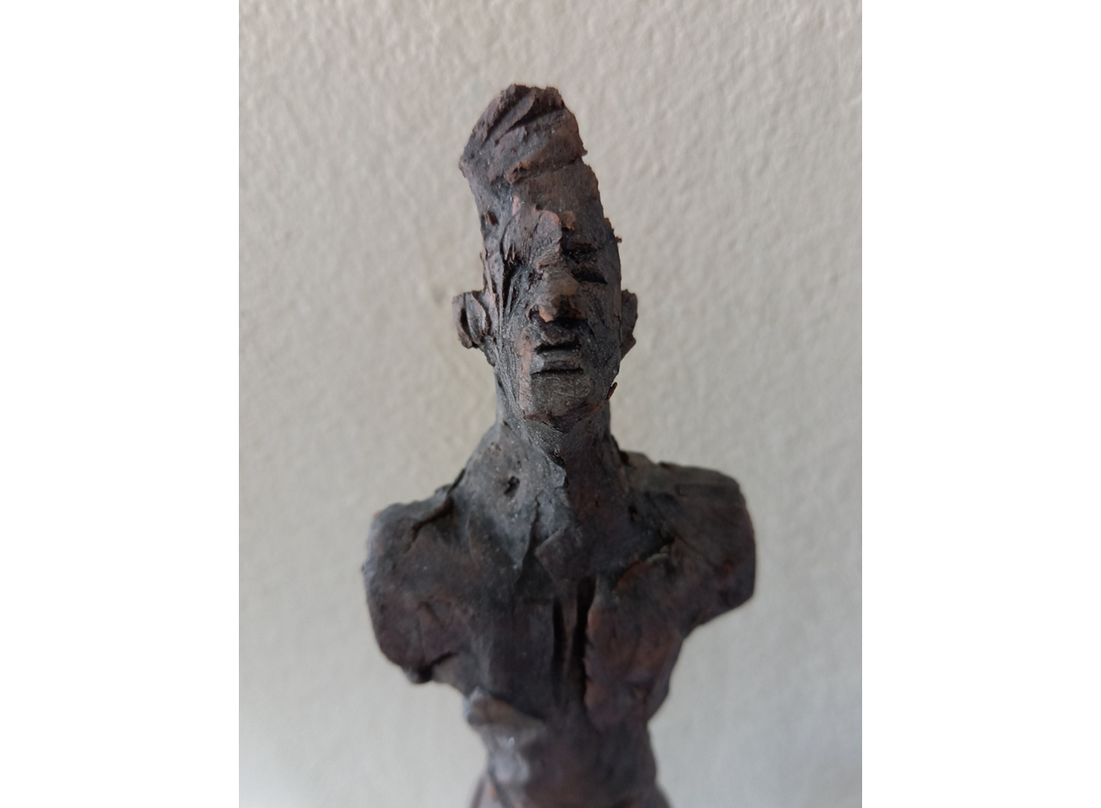 Männliche Figur 2019 / Ton modelliert 2x gebrannt, Eisenoxyd, Acryfarbe / H 22 cm, B 7 cm , T 5 cm